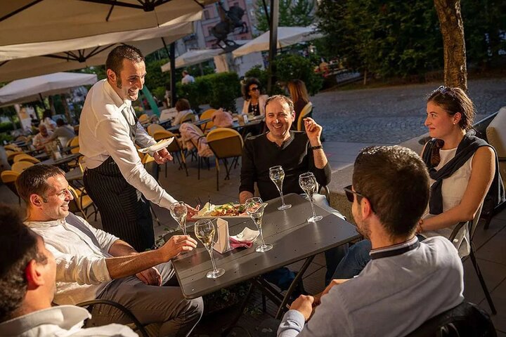 Luxury Wine Tasting Experience in Alba