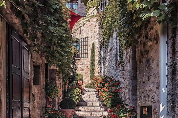 From Nice: Cannes, Antibes and St Paul de Vence Private Tour