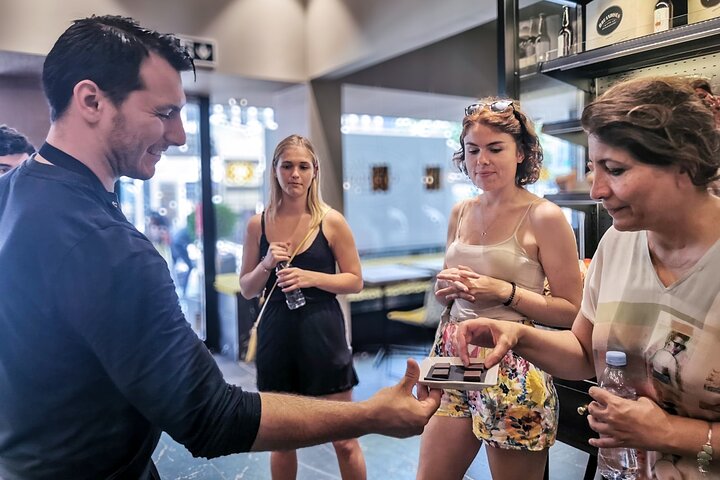 Award-Winning Geneva Chocolate &Old Town Tour (3h)