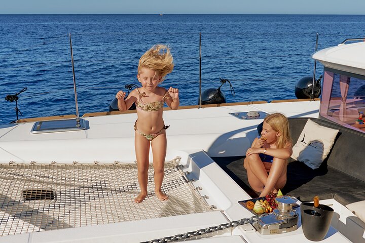 Heraklion: Dia Catamaran Cruise Mediterranean Meal & Water Fun