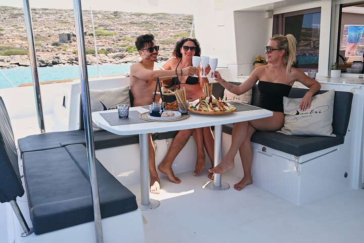 Heraklion: Dia Catamaran Cruise Mediterranean Meal & Water Fun