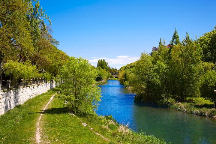 Hello Burgos: Private 2-Hour Intro City Walk with Local Guide