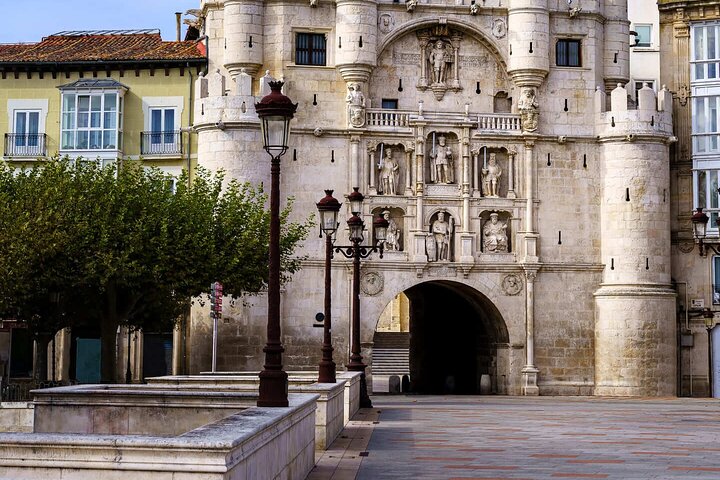 Hello Burgos: Private 2-Hour Intro City Walk with Local Guide