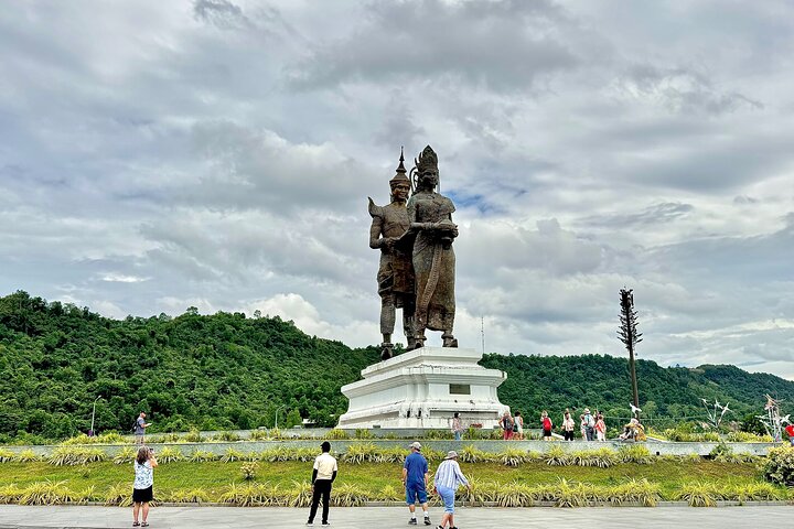 Temple and Local Market in Sihanoukville History tour