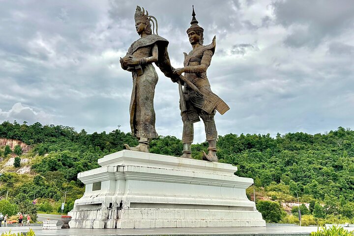 Temple and Local Market in Sihanoukville History tour