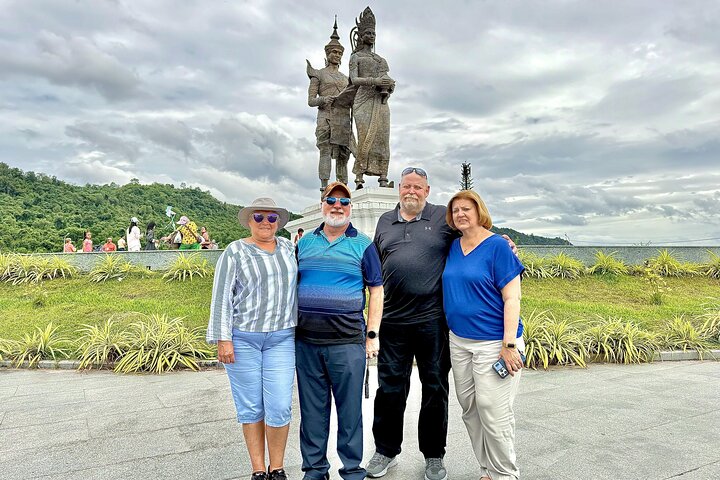 Temple and Local Market in Sihanoukville History tour