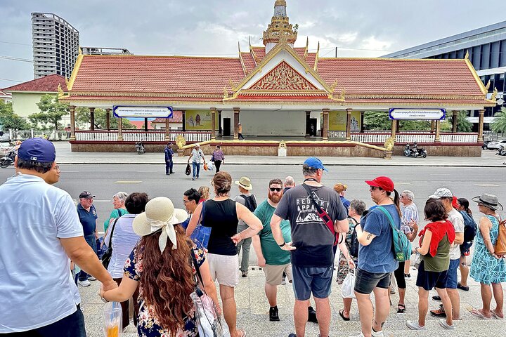 Temple and Local Market in Sihanoukville History tour
