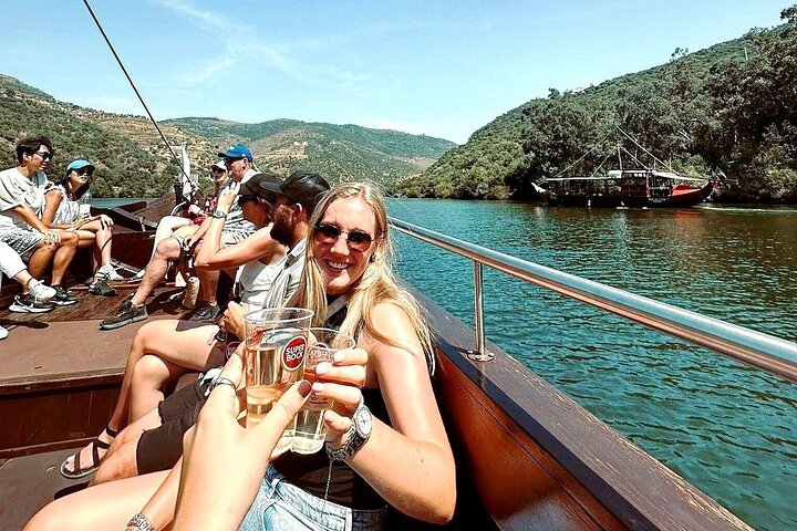 Douro Valley Small-Group Wine Tour: 2 Wineries, Cruise & Lunch