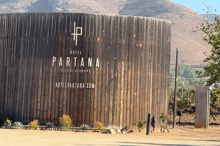 Private Deluxe Wine Tour to Valle de Guadalupe by Luxury Vehicle