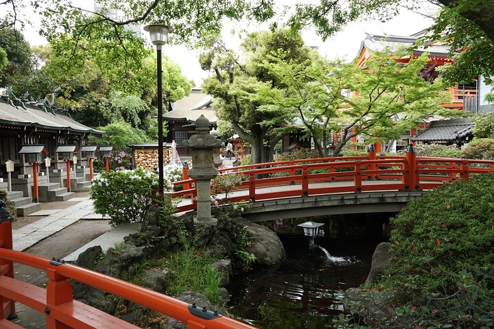 Evening Shrine and Izakaya Japanese Sake Experience Tour