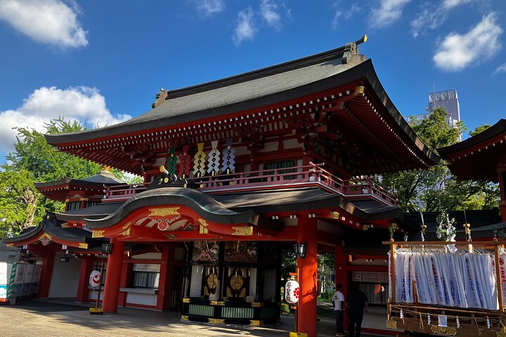 Evening Shrine and Izakaya Japanese Sake Experience Tour
