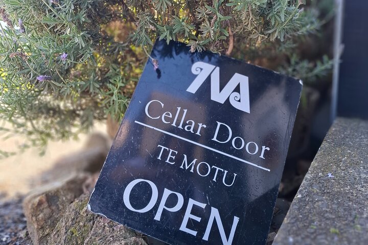 The Boutique Experience: Waiheke Best Cellar Tour (11 guests max)