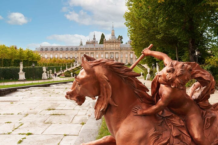 Hello Segovia: Private 2-Hour Intro City Walk with Local Guide