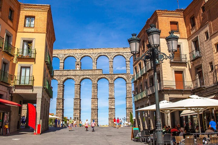 Hello Segovia: Private 2-Hour Intro City Walk with Local Guide