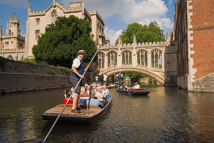 Cambridge Tour by Alumni™ & Punting + Optional King's College