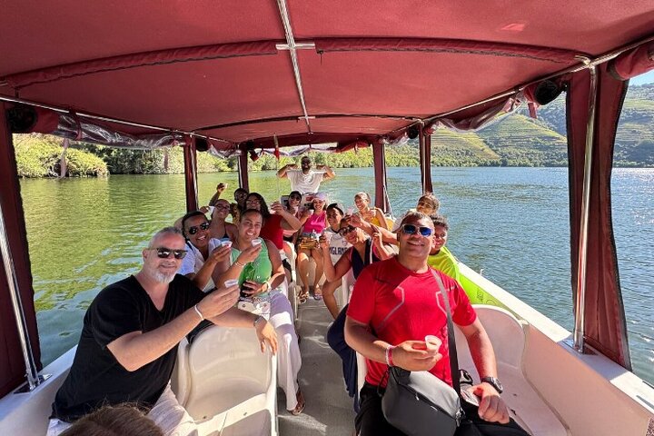 Boat tour 50min through the river Douro in Pinhão
