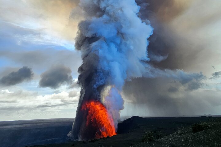 Hawaii Volcanoes, Waterfalls, Beaches & Hilo Highlights Day Tour