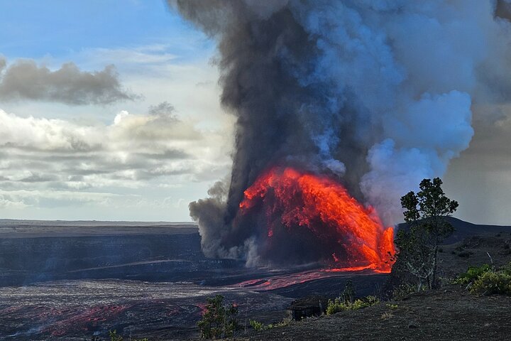 Hawaii Volcanoes, Waterfalls, Beaches & Hilo Highlights Day Tour