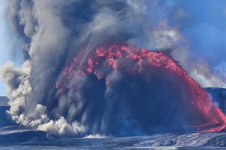 Hawaii Volcanoes, Waterfalls, Beaches & Hilo Highlights Day Tour
