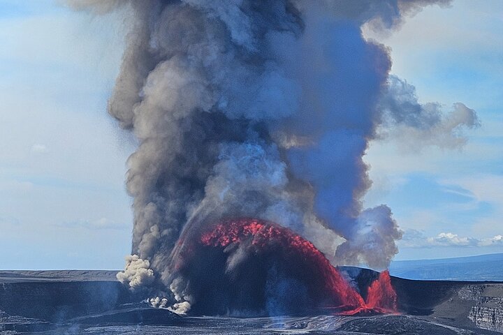 Hawaii Volcanoes, Waterfalls, Beaches & Hilo Highlights Day Tour