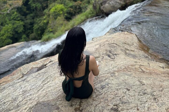 Diyaluma Waterfall and Natural Pool Bath With Lunch