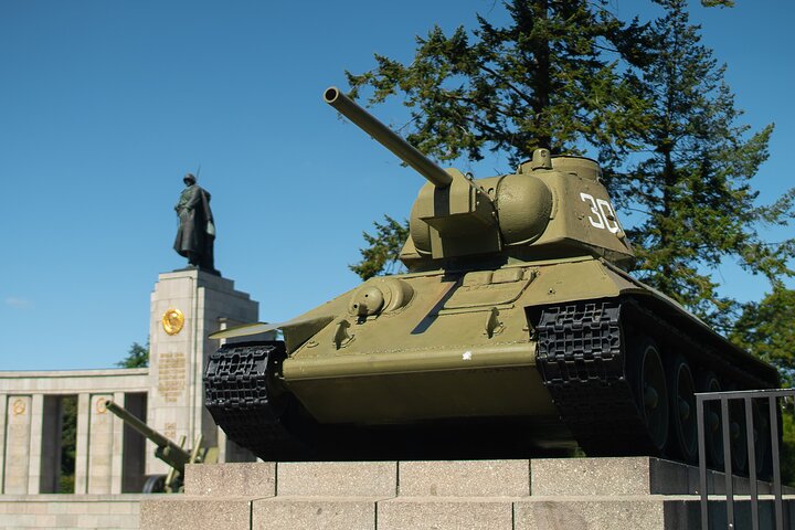 Berlin's Best: 2 Hour Walking Tour Third Reich and the Cold War