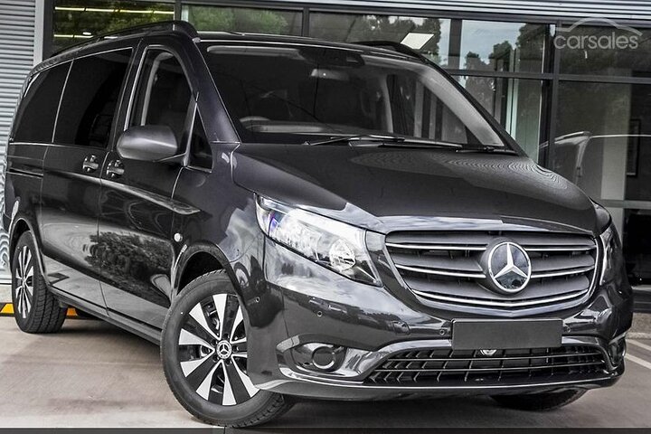 Arrival Private Transfer from Vienna Airport VIE to Vienna City by Luxury Van