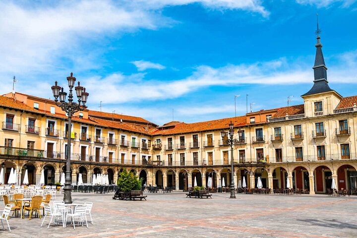 Hello León: Private 2-Hour Intro City Walk with Local Guide