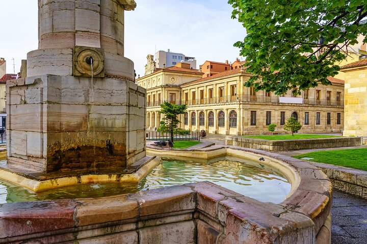Hello León: Private 2-Hour Intro City Walk with Local Guide