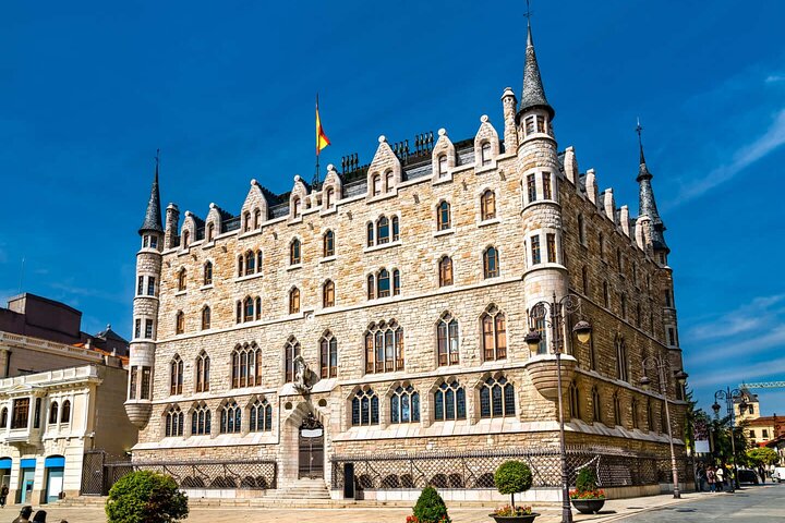 Hello León: Private 2-Hour Intro City Walk with Local Guide