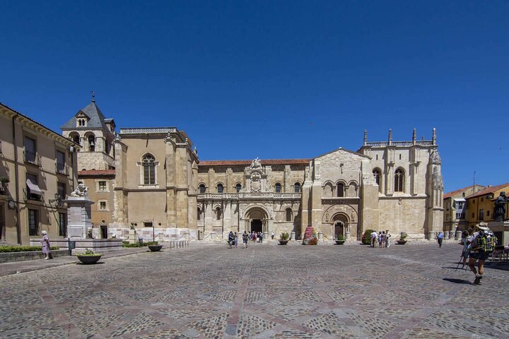 Hello León: Private 2-Hour Intro City Walk with Local Guide