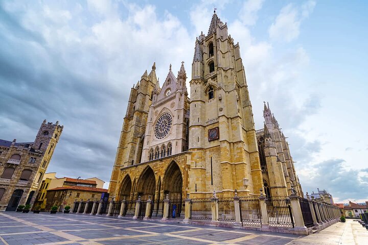 Hello León: Private 2-Hour Intro City Walk with Local Guide