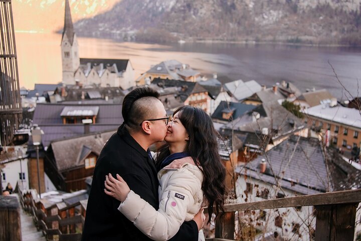 Private Vacation Photoshoot with Photographer in Hallstatt