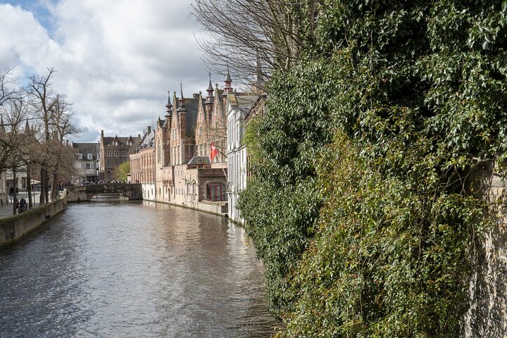Guided Walking Tour of Bruges with Canal Cruise and Tastings