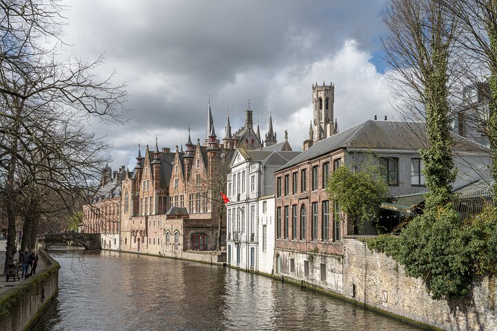 Guided Walking Tour of Bruges with Canal Cruise and Tastings