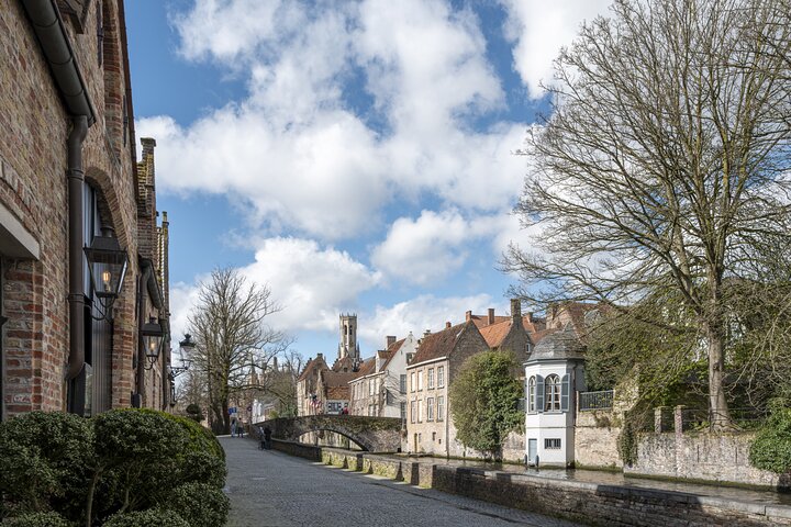 Guided Walking Tour of Bruges with Canal Cruise and Tastings