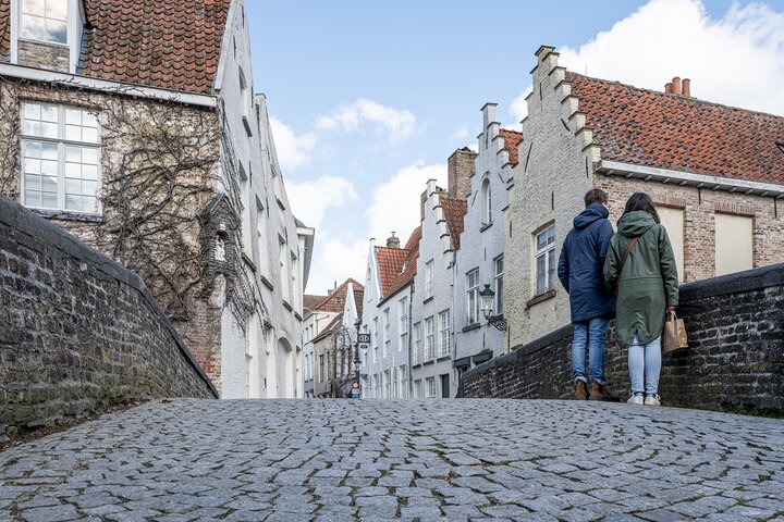 Guided Walking Tour of Bruges with Canal Cruise and Tastings