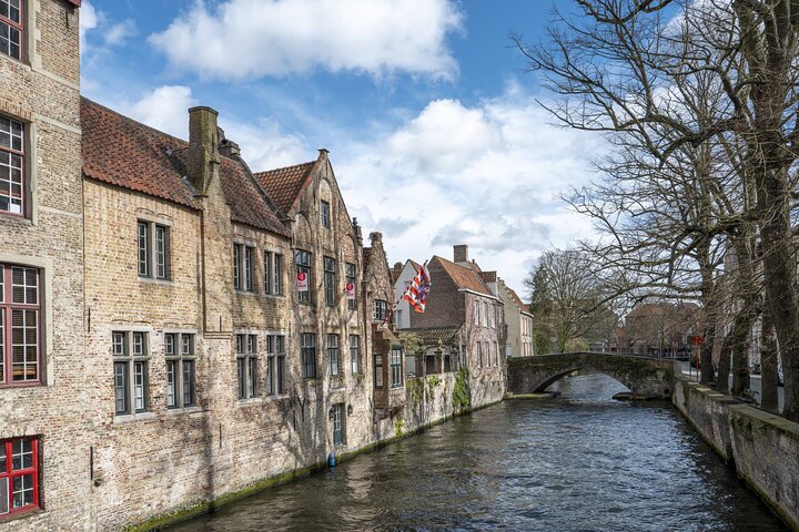 Guided Walking Tour of Bruges with Canal Cruise and Tastings