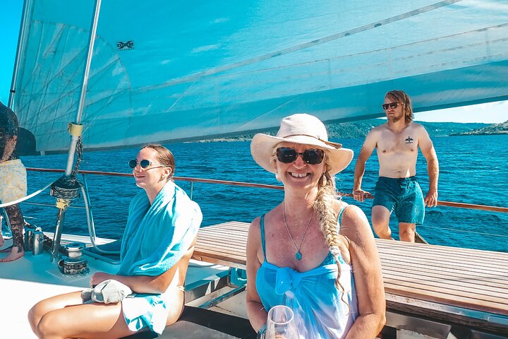 Major Tom -Sailing Day Cruise, with Snorkeling, Lunch & More!