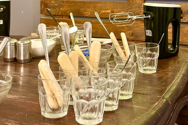 Bari: Pasta and Tiramisu Cooking Class with Wine