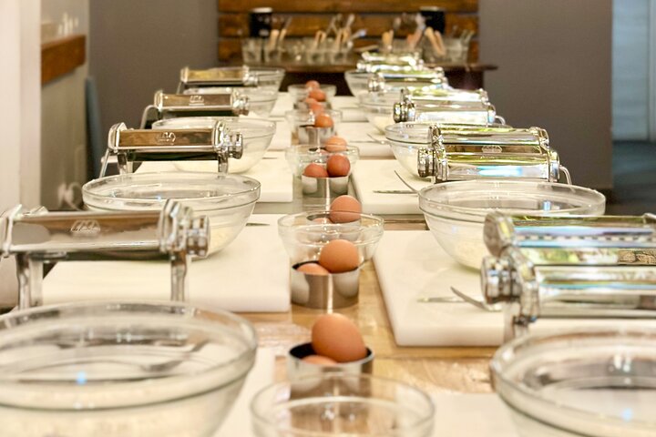 Bari: Pasta and Tiramisu Cooking Class with Wine