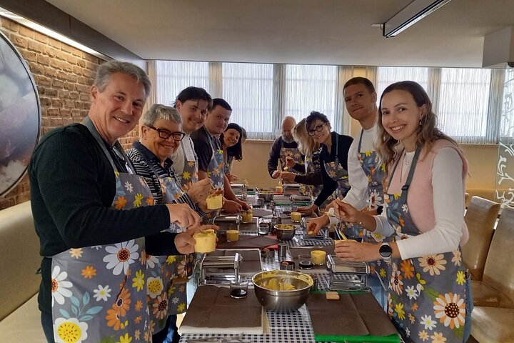 Verona: Pasta and Tiramisu Cooking Class With Free Flowing Wine