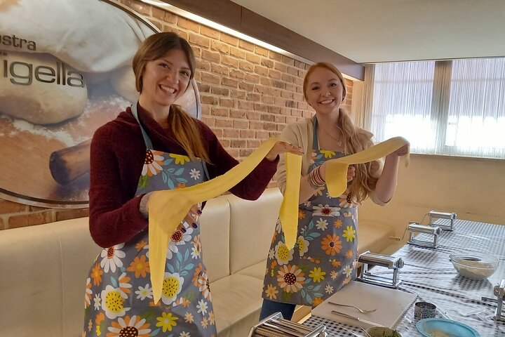 Verona: Pasta and Tiramisu Cooking Class With Free Flowing Wine