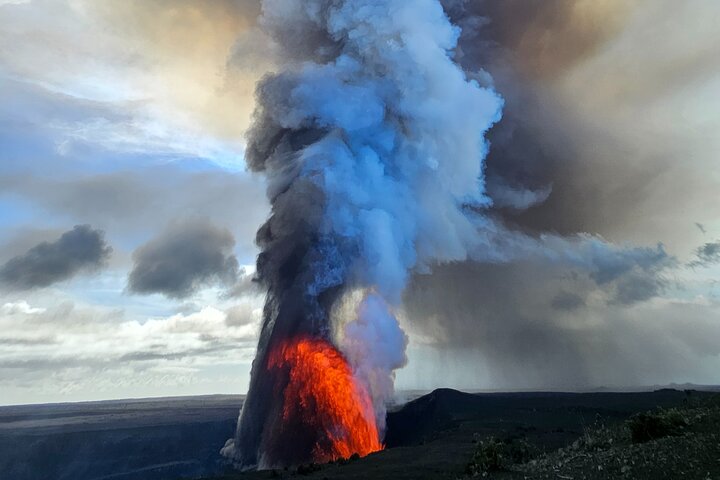 Hawaii Volcanoes, Waterfalls, Beaches & Hilo Highlights Day Tour