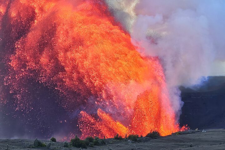Hawaii Volcanoes, Waterfalls, Beaches & Hilo Highlights Day Tour