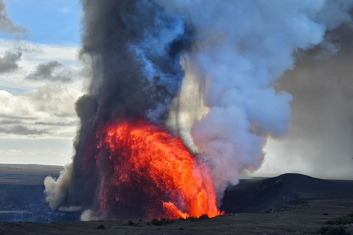 Hawaii Volcanoes, Waterfalls, Beaches & Hilo Highlights Day Tour