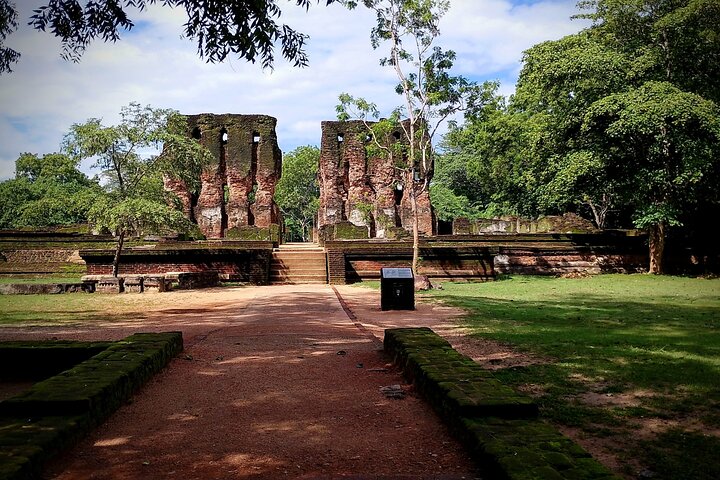 Polonnaruwa Kingdom UNESCO Tour with Don Nuwan