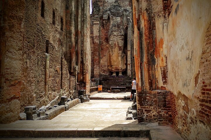Polonnaruwa Kingdom UNESCO Tour with Don Nuwan