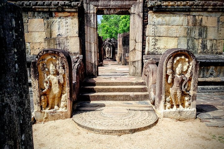 Polonnaruwa Kingdom UNESCO Tour with Don Nuwan
