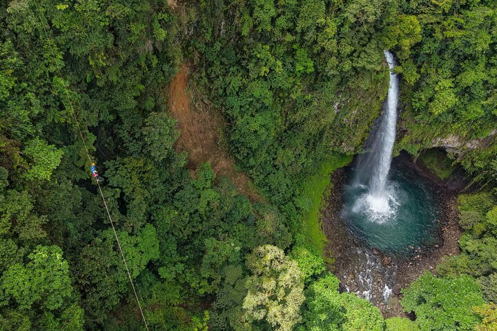 Arenal 12 Zipline Cables Experience Fly over La Fortuna Waterfall